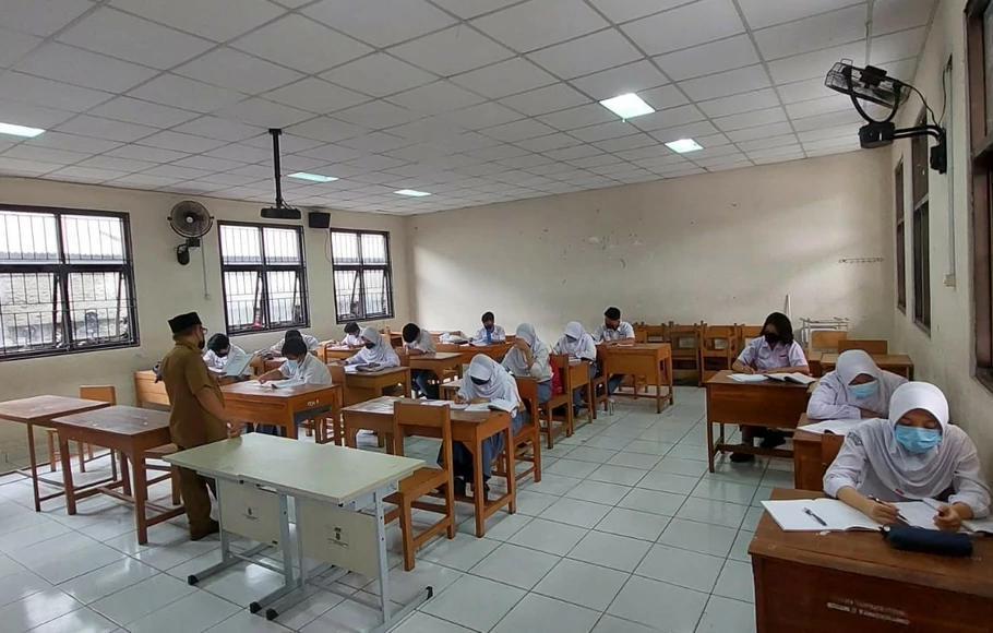 Pembelajaran tatap muka di SMA Negeri 2 Kota Tangerang, Senin 6 September 2021.