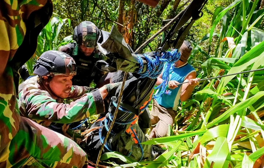 Personel TNI-Polri mengevakuasi jenazah tenaga kesehatan (nakes) Puskesmas Kiwirok, Papua, Gabriella Maelani (22), Jumat, 17 September 2021.  