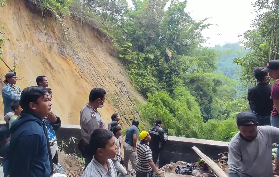 Petugas dan warga tengah mencari korban longsor di Desa Sugihen, Kecamatan Dolat Rayat, Kabupaten Karo, Provinsi Sumatra Utara, Minggu, 26 September 2021. 
