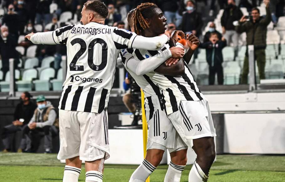 Seleberasi pemain Juventus, Moise Kean usai menjebol gawang AS Roma di Juventus Stadium, Senin, 18 Oktober 2021.