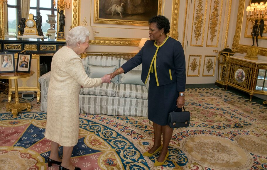 Ratu Inggris Elizabeth II bersama Sanra Mason yang baru terpilih sebagai Presiden Barbados