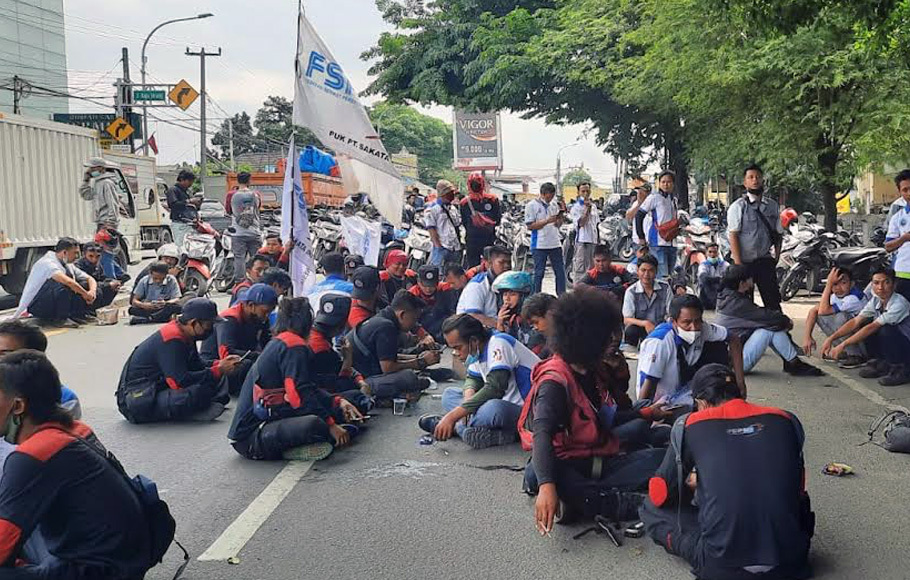Ratusan buruh di Kota Tangerang melakukan aksi demo meminta kenaikan Upah Minimum Kota 2022 yang telah ditetapkan pemerintah.