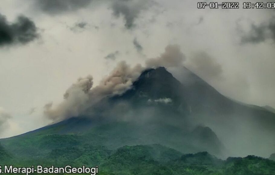 Gunung Merapi di perbatasan Daerah Istimewa Yogyakarta dan Jawa Tengah meluncurkan dua kali guhuran awan panas pada Jumat siang, 6 Januari 2022.

