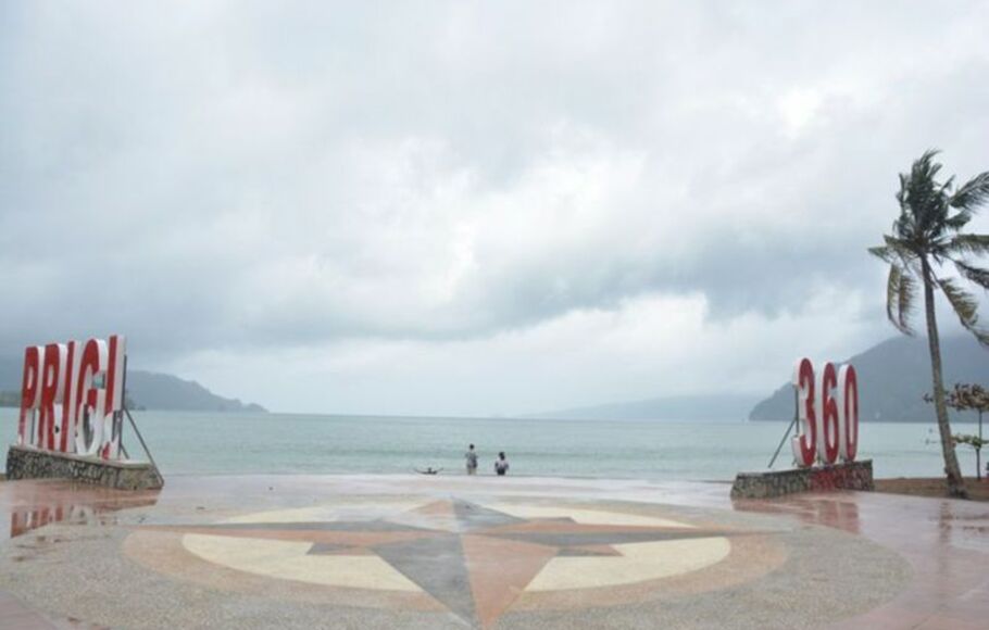 Wisatawan menikmati pemandangan pesisir pantai Prigi Trenggalek, Jumat (14/1/2022).