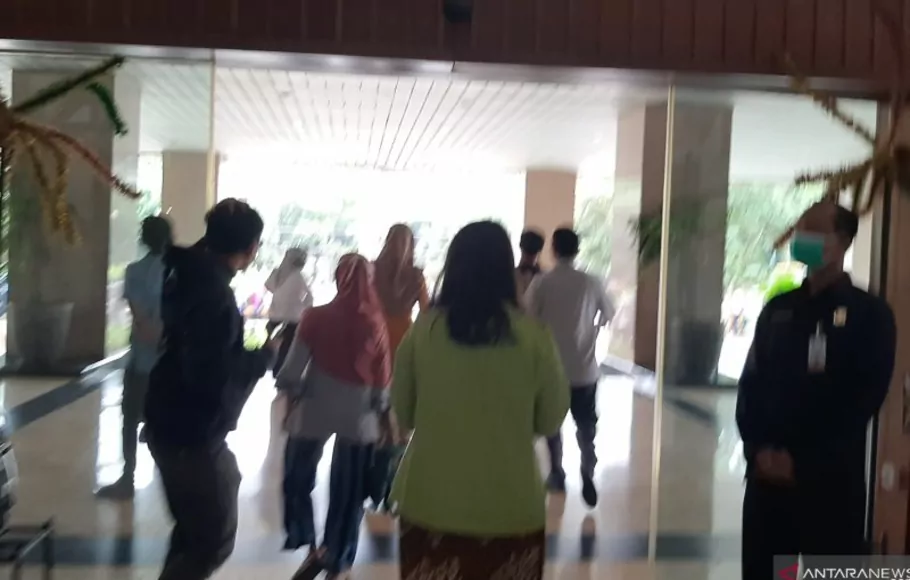 Puuhan pegawai pemerintahan di Kantor Wali Kota Jakarta Selatan lari berhamburan karena panik setelah Gempa berkekuatan magnitudo (M) 6,7 yang mengguncang wilayah Banten pada Jumat sekitar pukul 16.05 WIB, Jumat, 14 Januari 2022.  
