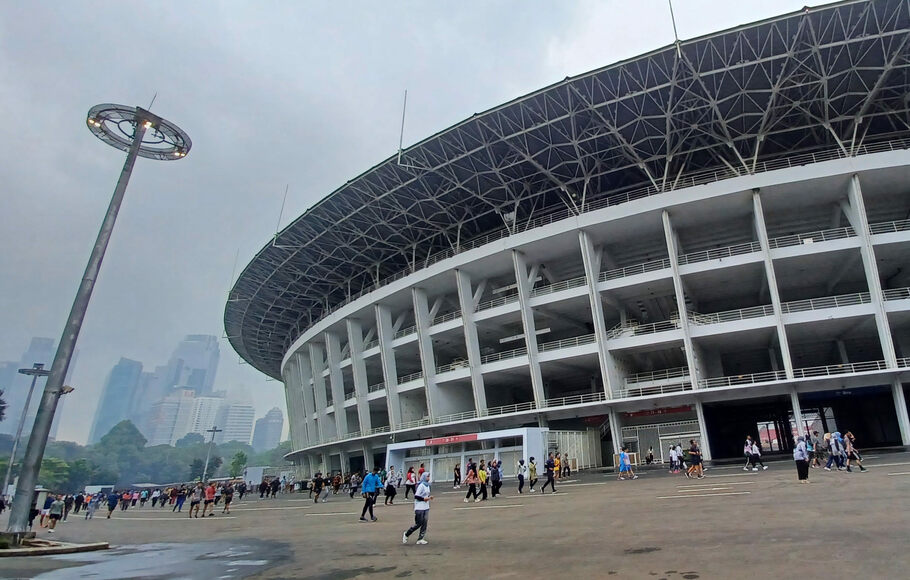 Warga Jakarta dan sekitarnya melakukan kegiatan olahraga di kawasan stadion Gelora Bung Karno (GBK) Jakarta pada Minggu 16 Januari 2022.