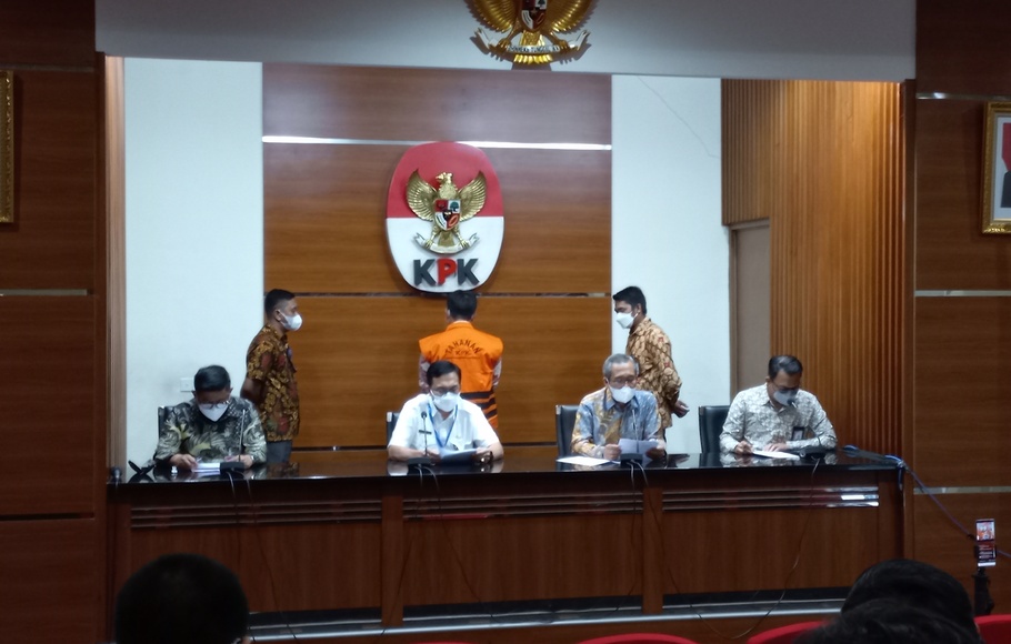 Kasus Suap Dana PEN, Eks Dirjen Keuangan Daerah Ditahan KPK - Halaman 1