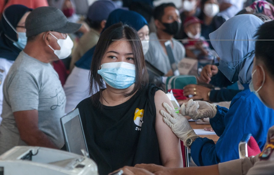 Vaksinasi Jadi Faktor Penting Indonesia Akhiri Pandemi Covid-19 - Halaman 2