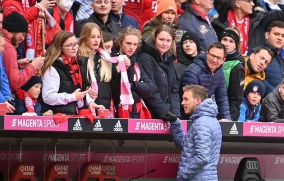 Pelatih Bayern Muenchen, Julian Nagelsmann menyapa suporter.