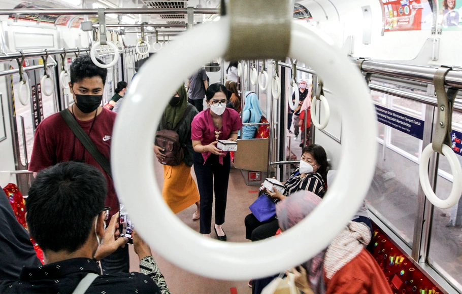 KAI Commuter Bagikan Hidangan Berbuka Di Hari Kartini