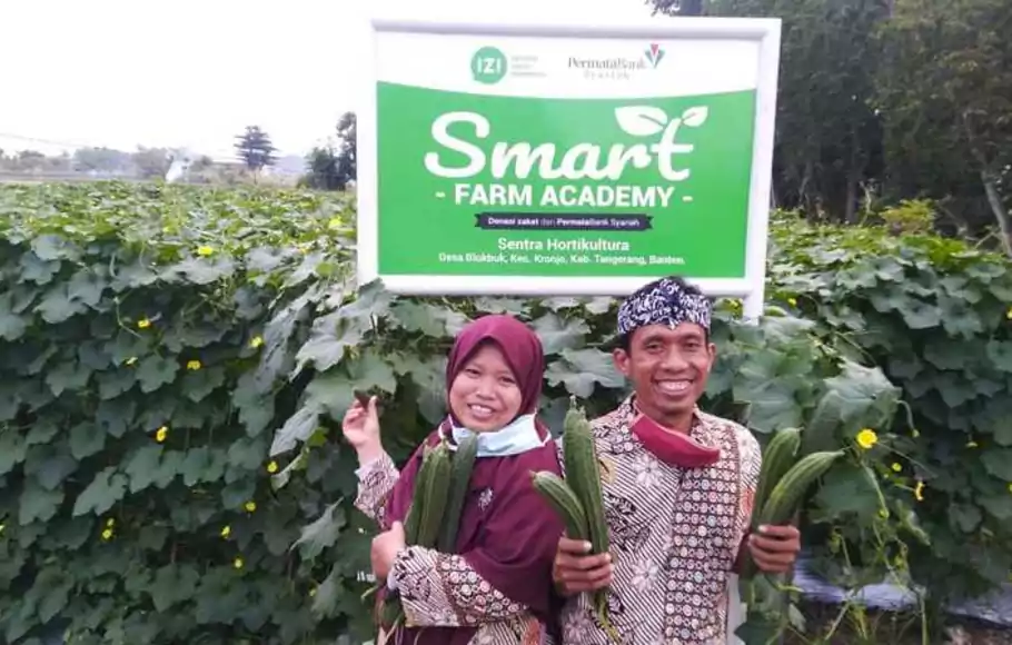 Riyadno dan kebun pertanian petani binaannya di program Smart Farm Academy