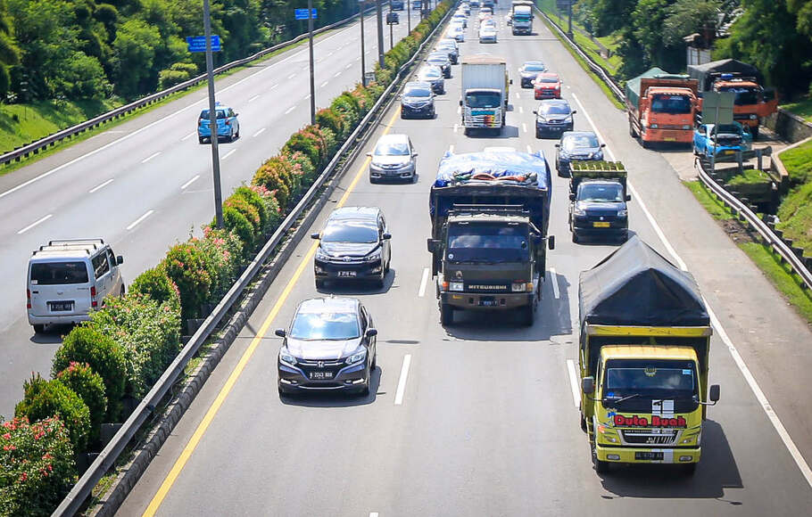 Ekonom Tak Setuju 4 Jenis Angkutan Barang Dilarang Beroperasi Saat ...