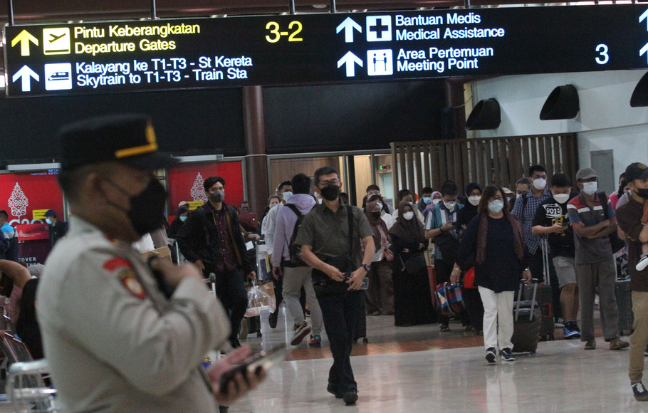 Calon penumpang pesawat mengantre di Terminal 2 keberangkatan domestik Bandara Soekarno Hatta, Tangerang, Banten, Sabtu, 30 April 2022.