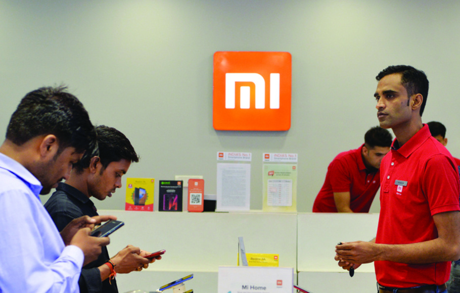 Sejumlah pelanggan memeriksa smartphone buatan Xiaomi di gerai Mi Store, Gurgaon, India.