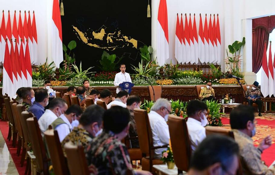 Presiden Joko Widodo (Jokowi) memimpin Sidang Kabinet Paripurna yang digelar di Istana Negara, Kompleks Istana Kepresidenan Jakarta, Senin, 9 Mei 2022.