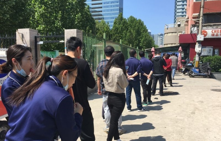 Antrean warga Beijing, Tiongkok, di lokasi tes PCR secara massal putaran keempat di Distrik Chaoyang.