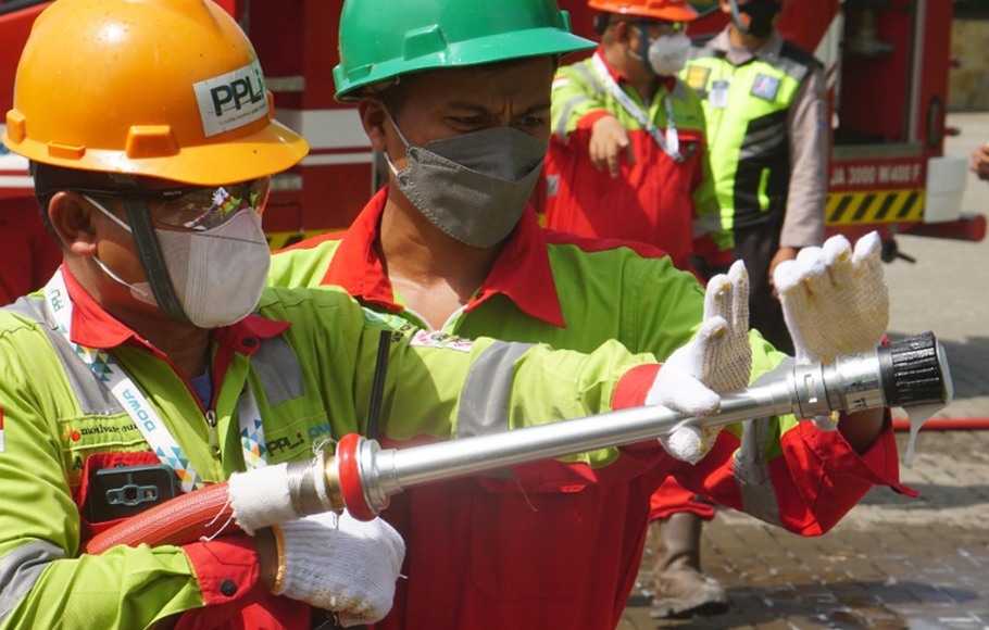 Karyawan PT Prasadha Pamunah Limbah Industri (PPLI) melakukan simulasi Keselamatan dan Kesehatan Kerja untuk tetap menjaga kesiapsiagaan dan kewaspadaan di Kawasan PPLI, Desa Nambo, Kecamatan Klapanunggal, Bogor.