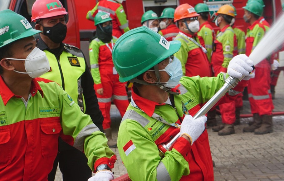 Karyawan PT Prasadha Pamunah Limbah Industri (PPLI) melakukan simulasi Keselamatan dan Kesehatan Kerja untuk tetap menjaga kesiapsiagaan dan kewaspadaan di Kawasan PPLI, Desa Nambo, Kecamatan Klapanunggal, Bogor.