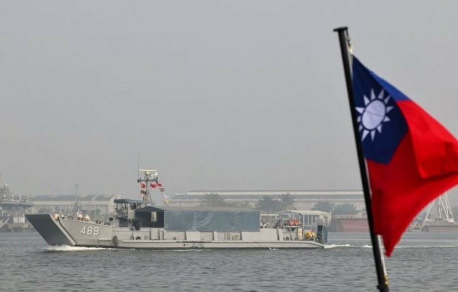 Bendera Taiwan terlihat saat latihan Angkatan Laut menjelang Tahun Baru Imlek di Kaohsiung, Taiwan.