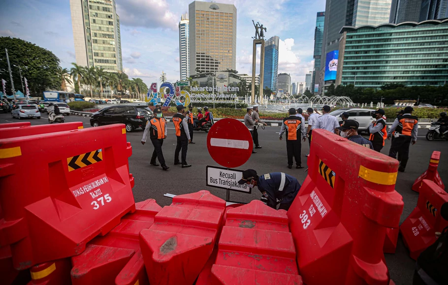 Petugas gabungan polisi lalu lintas dan Dinas Perhubungan (Dishub) DKI Jakarta mulai memberlakukan rekayasa lalu lintas di kawasan Bundaran HI, Jakarta, Senin, 4 Juli 2022.
