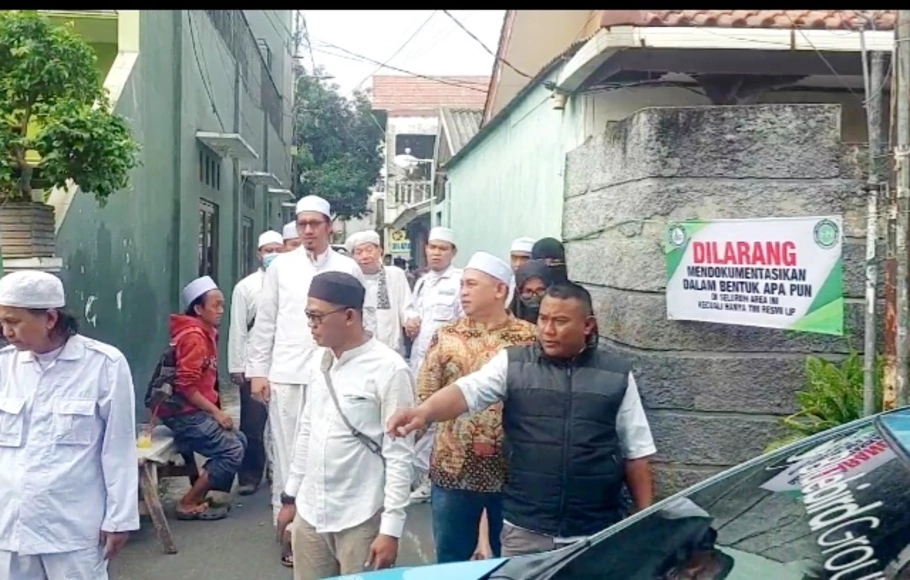 Simpatisan dan kolega Rizieq Syihab, mendatangi kediaman pimpinan FPI, di Jalan Paksi, Petamburan, Jakarta Pusat, Rabu 20 Juli 2022