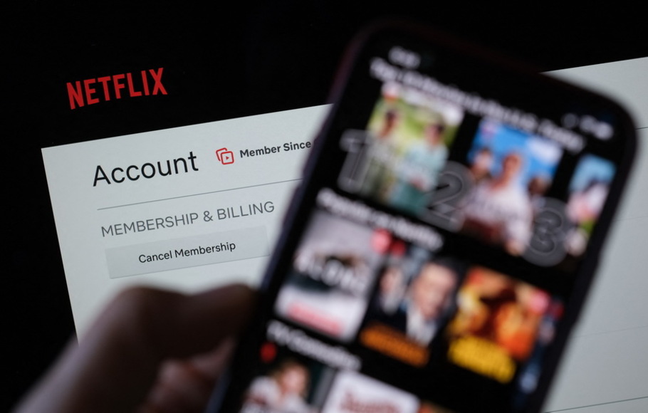Foto dokumentasi pada 19 Juli 2022 Netflix menunjukkan pilihan ditampilkan di layar smartphone dengan halaman akun di latar belakang di Los Angeles.