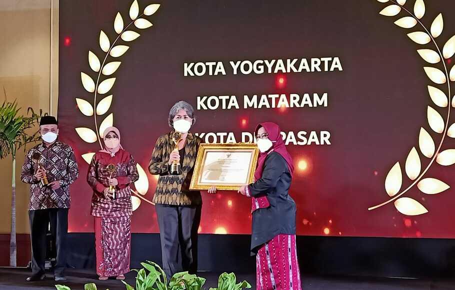 Pemerintah Kota Denpasar saat meraih penghargaan tingkat nasional dari KPAI pada perayaan Hari Anak Nasional 2022.