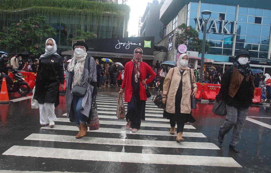 Perempuan Jurnalis yang tergabung di Asah Kebaikan menjajal Citayam Fashion Week di zebra cross, jalan Tanjung Karang, Jakarta, Sabtu (23/7/2022)