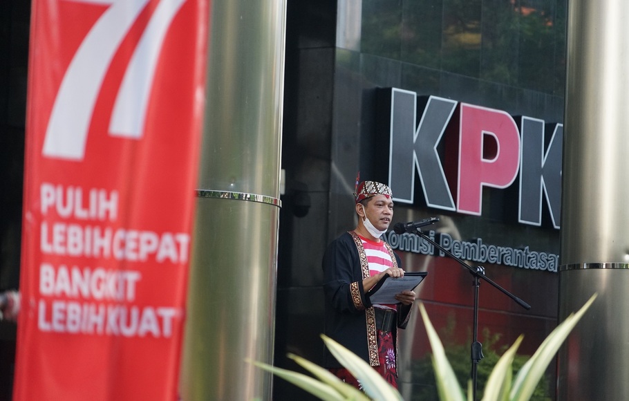 Wakil Ketua KPK Nurul Ghufron bertugas sebagai pembina upacara dalam upacara peringatan Hari Ulang Tahun (HUT) Republik Indonesia (RI) Ke-77 di Gedung Merah Putih KPK, Jakarta, Rabu, 17 Agustus 2022.