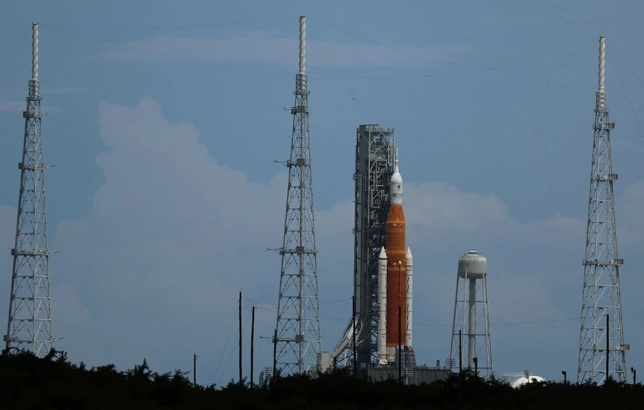 Roket Artemis I berada di landasan peluncuran 39-B di Kennedy Space Center saat bersiap untuk peluncuran penerbangan tak berawak ke bulan pada 28 Agustus 2022 di Cape Canaveral, Florida.