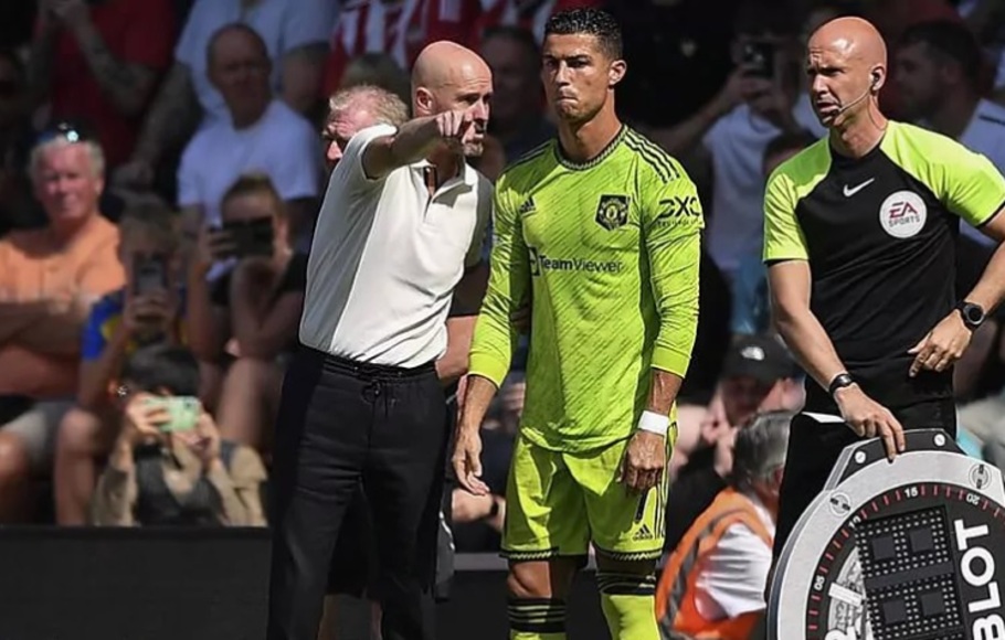 Manajer Manchester United, Erik ten Hag (kiri) dan Cristiano Ronaldo (tengah).