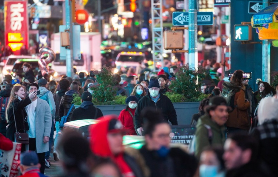 Orang-orang berjalan di Times Square di New York, Amerika Serikat, 14 Desember 2021.