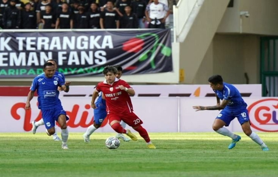 Persis Solo menghadapi PSIS Semarang dalam lanjutan Liga 1 mMusim 2022/2023, di Stadion Manahan Solo, Jawa Tengah, Sabtu, 3 September 2022.
