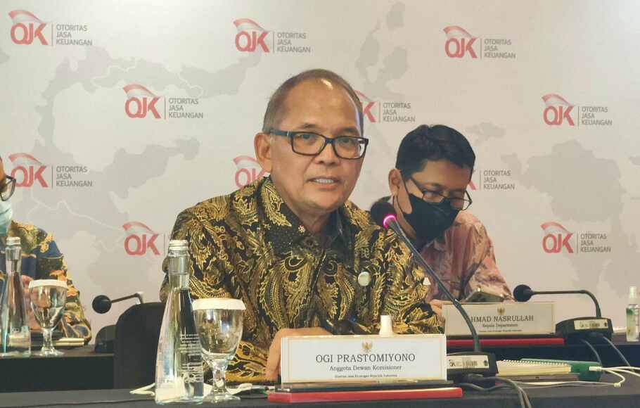 Kepala Eksekutif Pengawas Industri Keuangan Non Bank (IKNB) OJK Ogi Prastomiyono saat konferensi pers di Kantor OJK, Gedung Mulia 2, Jakarta, Selasa 13 September 2022. 