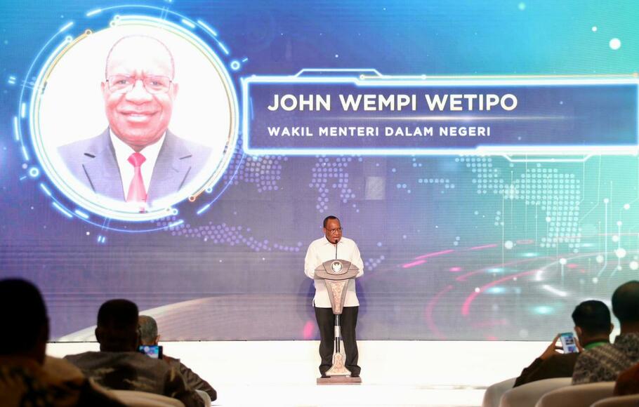 Wakil Menteri Dalam Negeri (Wamendagri) John Wempi Wetipo saat memberi sambutan pada Rapat Koordinasi Pusat dan Daerah (Rakorpusda)Pengendalian Inflasi 2022 bertajuk 