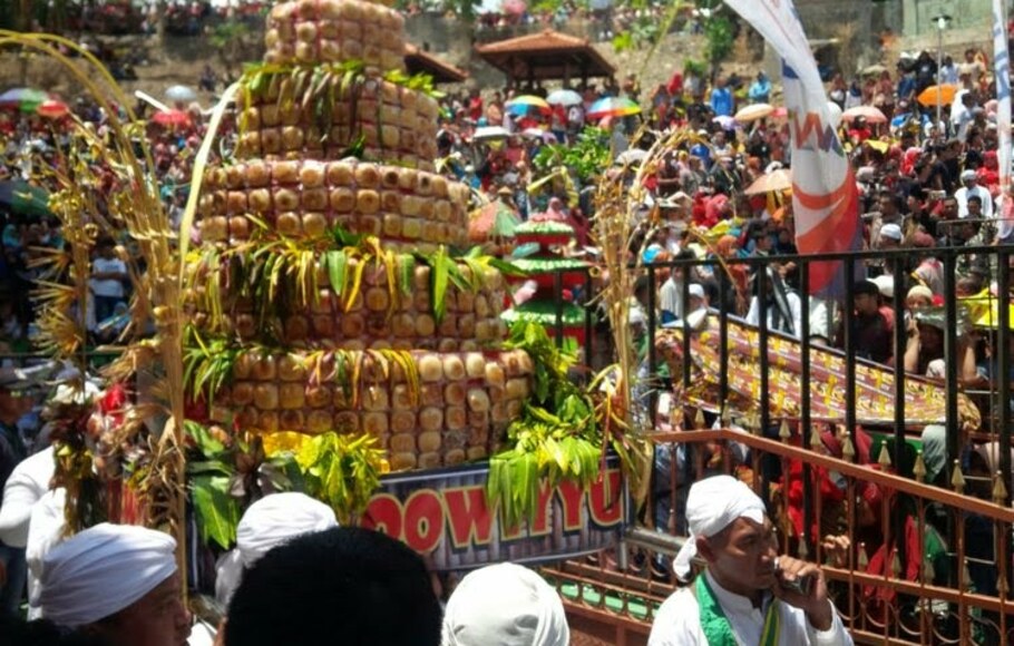 Masyarakat mengikuti tradisi Yaqowiyu di Klaten, Jawa Tengah, Kamis 15 September 2022.