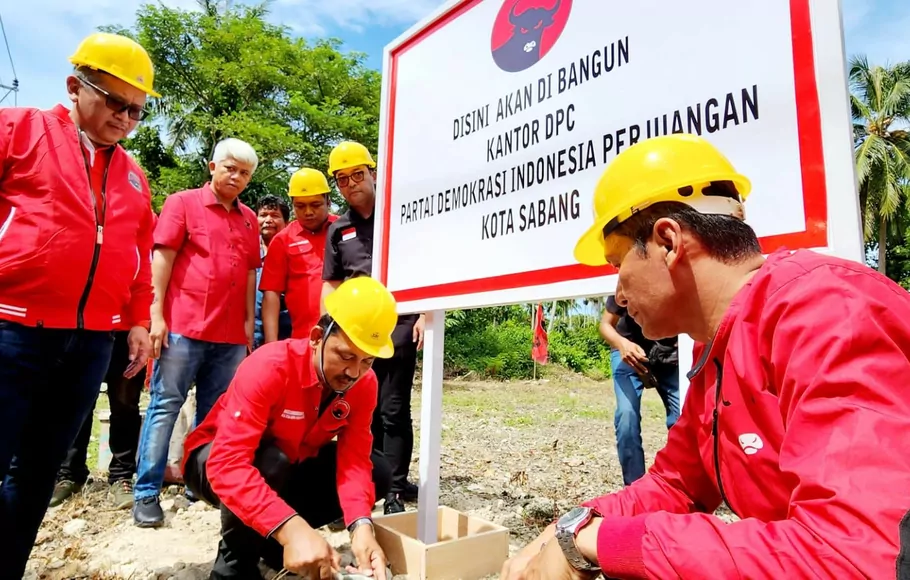 Sekretaris Jenderal DPP PDIP Hasto Kristiyanto melakukan prosesi peletakan batu pertama kantor PDIP yang terletak di Jalan Bypass, Kota Sabang, Aceh, Sabtu, 24 September 2022.
