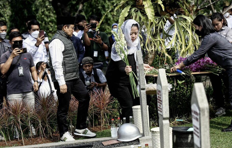 Ketua DPP PDI Perjuangan yang juga Ketua DPR Puan Maharani (tengah) bersama Ketua Umum DPP PKB yang juga Wakil Ketua DPR Muhaimin Iskandar (kedua kiri) berziarah di makam mantan Ketua MPR Taufiq Kiemas di Taman Makam Pahlawan Nasional Utama Kalibata, Jakarta Selatan, Minggu 25 September 2022.