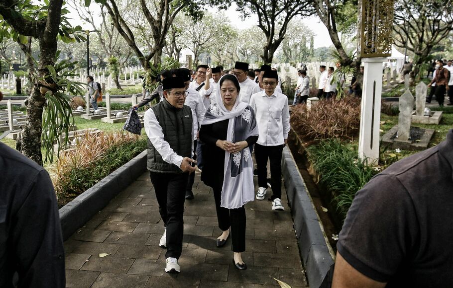 Ketua DPP PDI Perjuangan yang juga Ketua DPR Puan Maharani bersama Ketua Umum DPP PKB yang juga Wakil Ketua DPR Muhaimin Iskandar, usai berziarah di makam mantan Ketua MPR Taufiq Kiemas di Taman Makam Pahlawan Nasional Utama Kalibata, Jakarta Selatan, Minggu 25 September 2022.