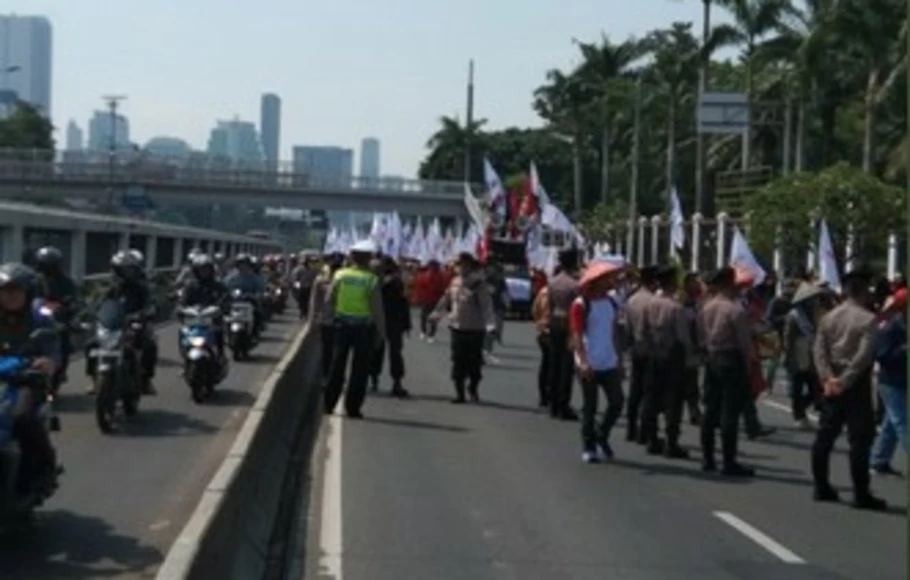 Polri melakukan pengamanan aksi demo oleh elemen masyarakat di depan MPR/DPR RI.