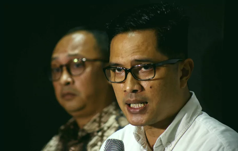 Tim kuasa hukum tersangka Ferdy Sambo dan Putri Chandrawathi dalam kasus dugaan pembunuhan berencana terhadap Brigadir Yosua, Febri Diansyah (kanan), dan Rasmala Aritonang (kiri), memberikan keterangan pers di Jakarta, Rabu 28 September 2022.