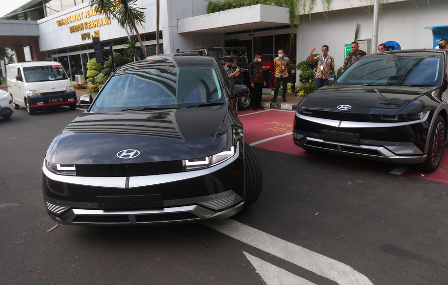 Mobil listrik Hyundai Ionic 5 yang parkir di pengisian daya baterai di halaman Komplek DPR RI, Jakarta.