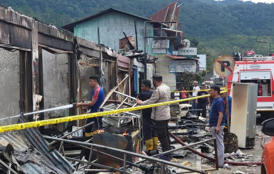 Gempa Tapanuli Utara memicu terjadinya kebakaran di Pasar Sarulla, Kecamatan Pahae Jae, Sumatera Utara, Sabtu dini hari, 1 Oktober 2022.