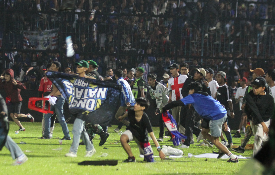 Suporter Arema FC memasuki lapangan setelah tim yang didukungnya kalah dari Persebaya dalam pertandingan Liga 1 di Stadion Kanjuruhan, Malang, Sabtu, 1 Oktober 2022.