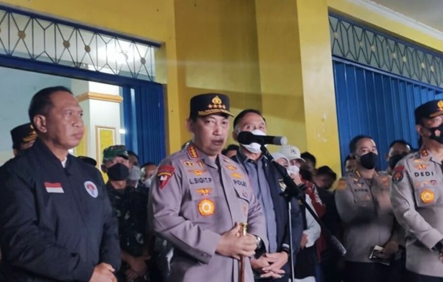 Kapolri Jenderal Pol Listyo Sigit Prabowo saat memberikan keterangan kepada media di Stadion Kanjuruhan, Kabupaten Malang, Jawa Timur, Minggu, 2 Oktober 2022. 