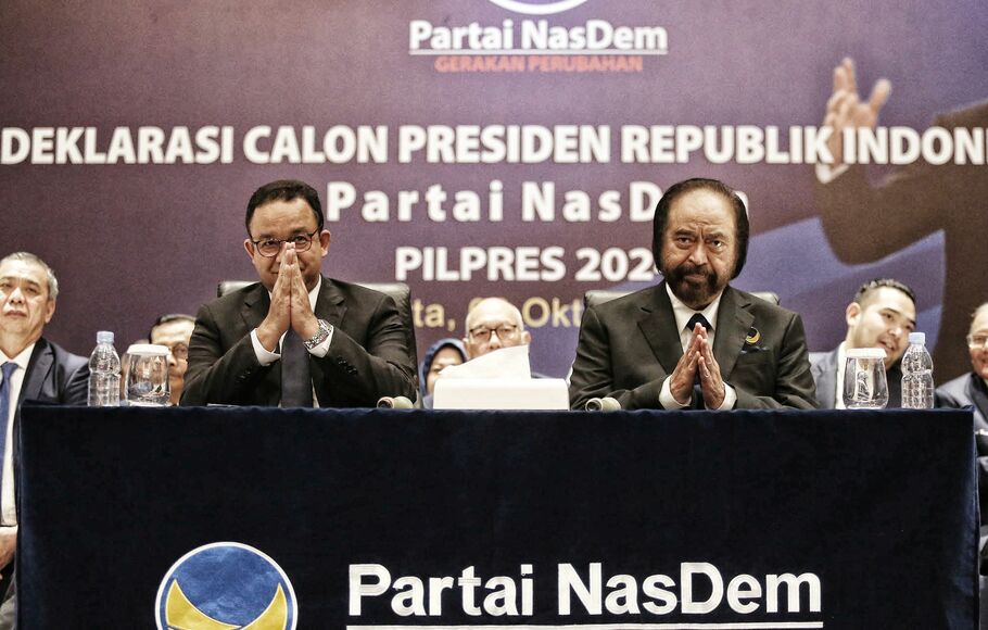 Ketua Umum Partai Nasdem Surya Paloh (kanan), bersama Gubernur DKI Jakarta Anies Baswedan (kiri), dan sejumlah pengurus Partai Nasdem saat deklarasi calon presiden dari Partai Nasdem, di Nasdem Tower, Jakarta, Senin 3 Oktober 2022.
