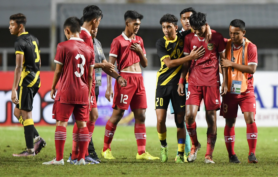 Para pemain Timnas U-17 Indonesia (merah) usai dikalahkan Malaysia 1-5 dalam Kualifikasi Piala Asia U-17 di Stadion Pakansari, Bogor, 9 Oktober 2022.
