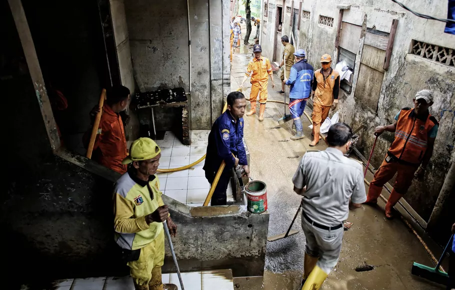 Petugas gabungan PPSU dan Pemadam Kebaran melakukan kerja bakti membersihkan sampah dan lumpur sisa banjir di wilayah Kelurahan Rawajati, Pancoran, Jakarta Selata, Senin 10 Oktober 2022.