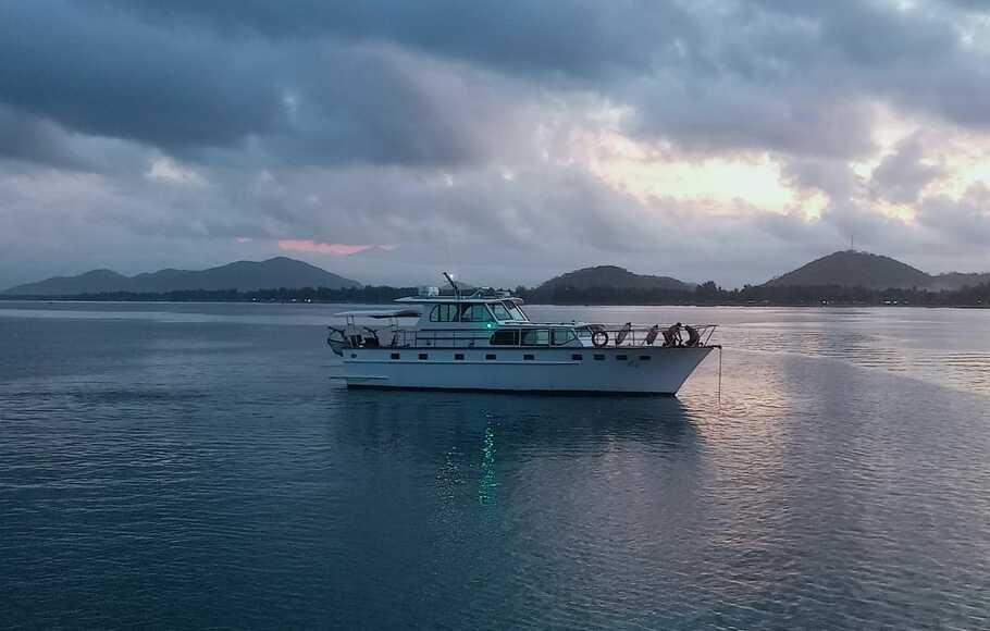 Kapal yacht dengan nama Peterlyn panjang 15 meter POB 4 orang berbendera Australia rute Kupang-Labuan Bajo-Medana Lombok Utara-Darwin Australia mengalami mati mesin.