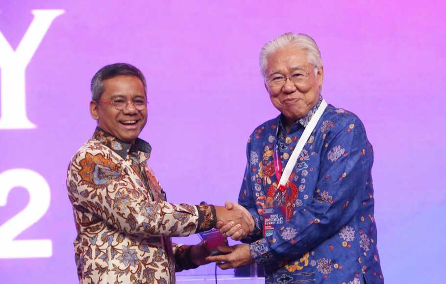 Wakil Menteri Keuangan Suahasil Nazara (kiri) dan Executive Chairman B Universe Enggartiasto Lukita saat Investor Daily Summit 2022, di Jakarta, Rabu, 12 Oktober 2022.